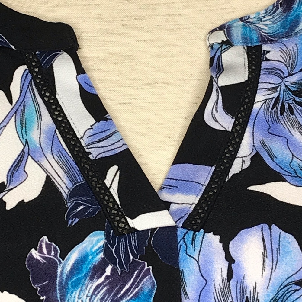 EUC Women’s sz LP, Black & Blue, V-Neck Floral Top - Picture 4 of 7